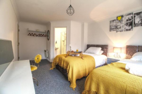 4 Dbl Beds, Modern Apartment, Free Parking and Home-from-home